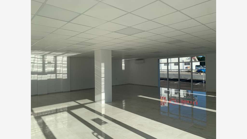 A louer local commercial 172m² à Solliès-Pont