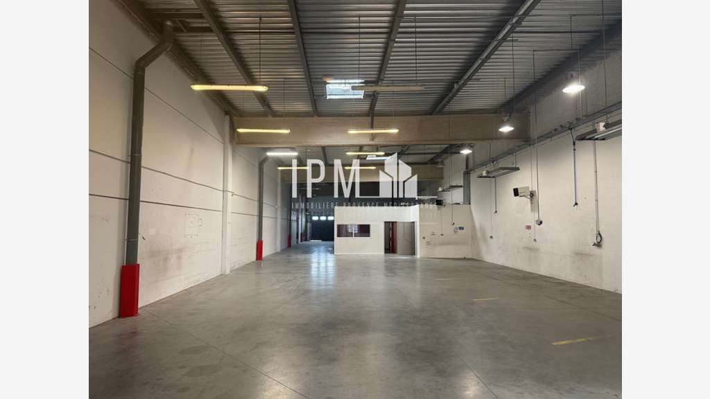 A louer local commercial 630m² ZC du Pontet