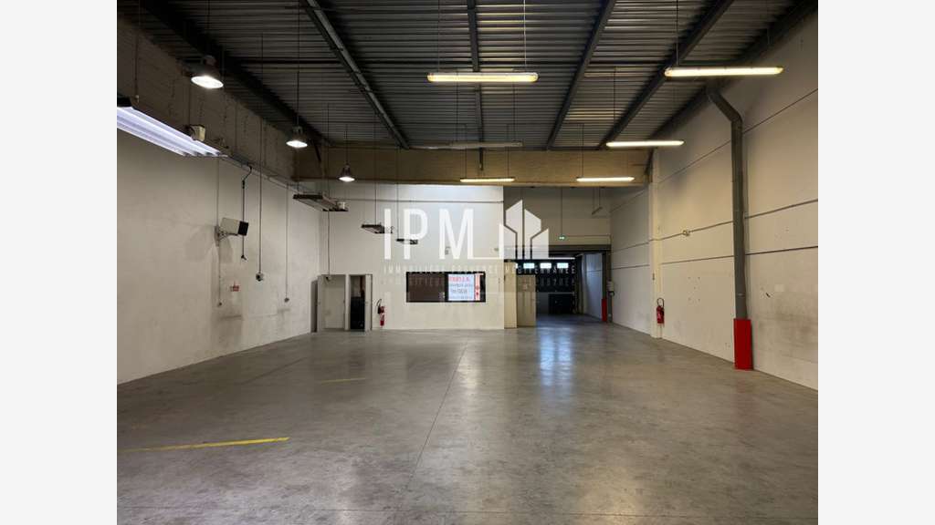 A louer local commercial 630m² ZC du Pontet