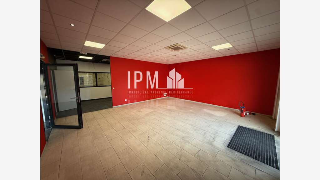 A louer local commercial 630m² ZC du Pontet