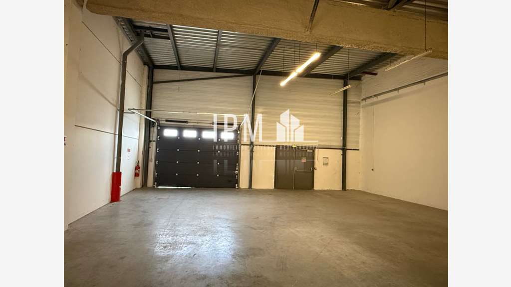 A louer local commercial 630m² ZC du Pontet