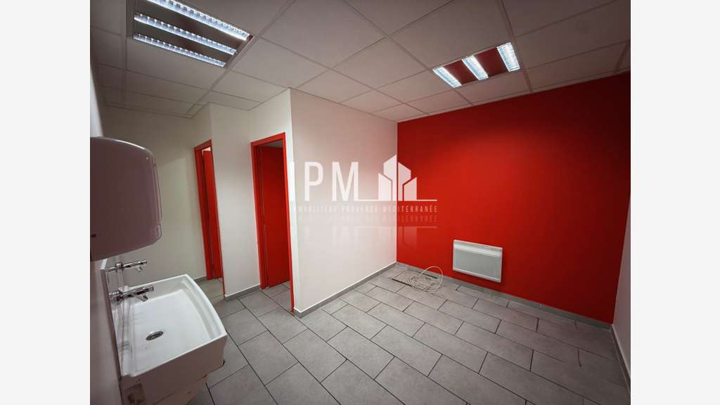 A louer local commercial 630m² ZC du Pontet