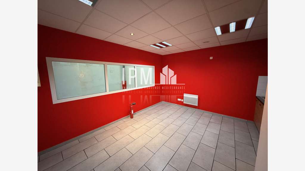 A louer local commercial 630m² ZC du Pontet