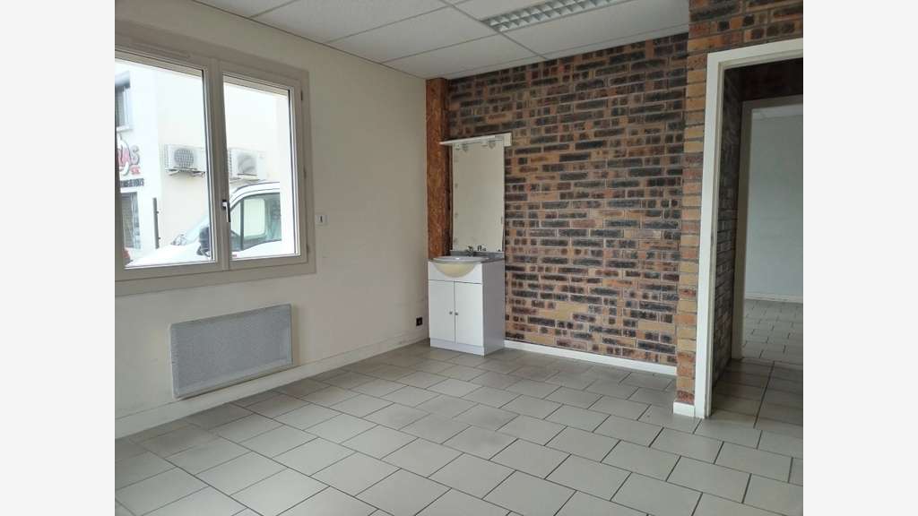 LOCAL COMMERCIAL – 3 BUREAUX – ZI DE SOUPPES-SUR-L