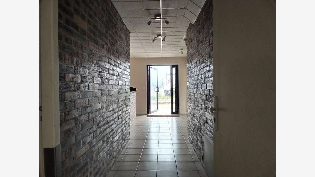 LOCAL COMMERCIAL – 3 BUREAUX – ZI DE SOUPPES-SUR-L