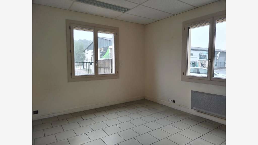 LOCAL COMMERCIAL – 3 BUREAUX – ZI DE SOUPPES-SUR-L