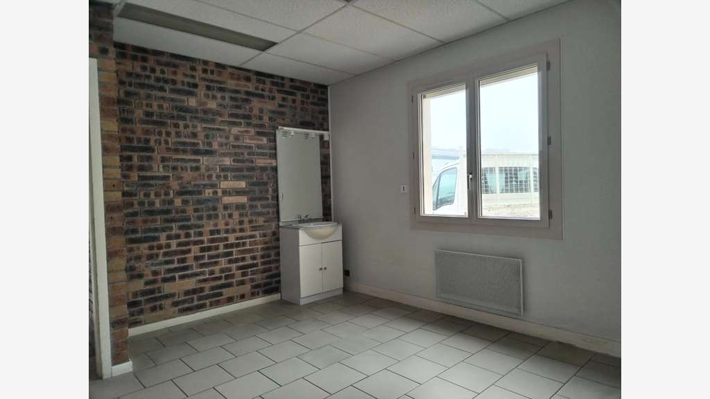 LOCAL COMMERCIAL – 3 BUREAUX – ZI DE SOUPPES-SUR-L