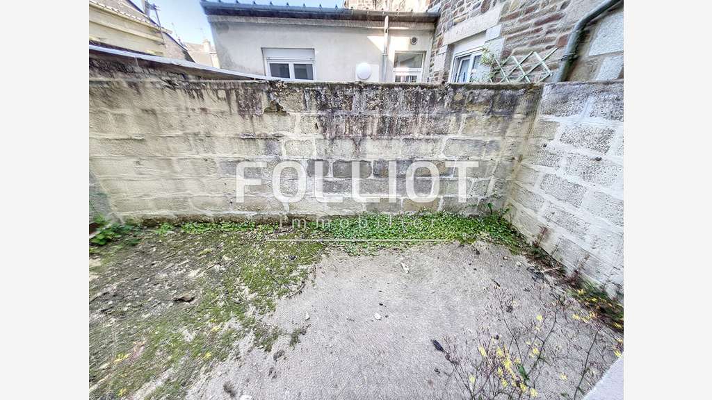 A LOUER - SOURDEVAL - SUR AXE PRINCIPAL - LOCAL
