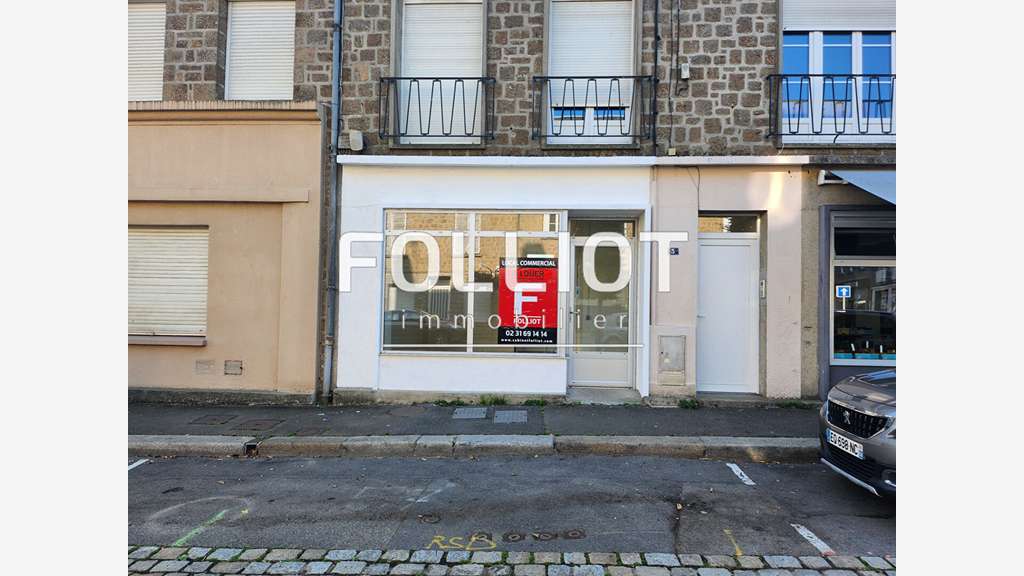 A LOUER - SOURDEVAL - SUR AXE PRINCIPAL - LOCAL