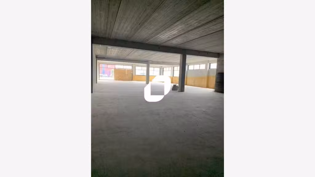 A louer Local commercial 550m² Stains