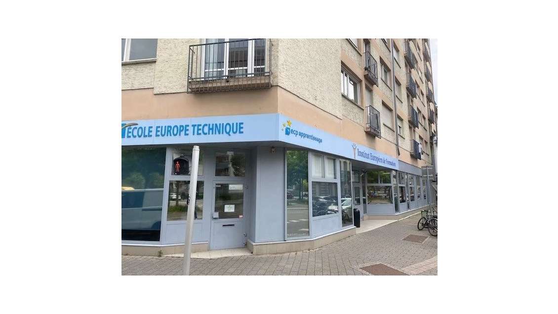 local commercial à louer 452 m²