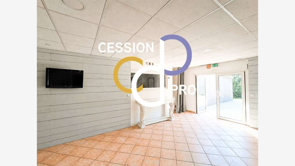 LOCAL COMMERCIAL 290 M² + TERRASSE SUR TERRAIN 2