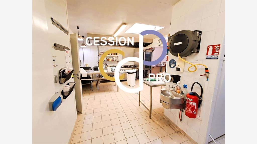 LOCAL COMMERCIAL 290 M² + TERRASSE SUR TERRAIN 2