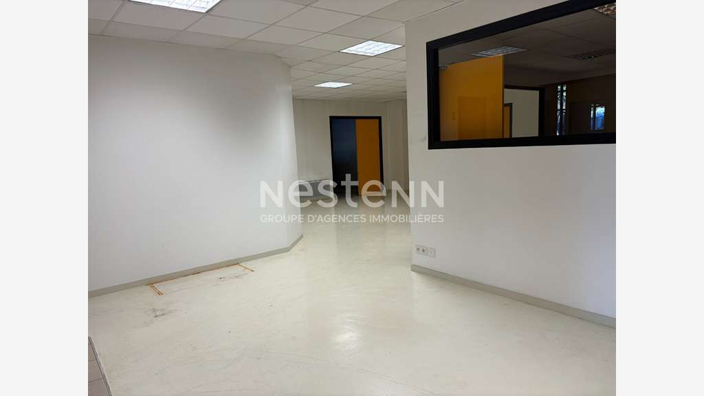 Local commercial 370m² à Theix Noyalo RN165