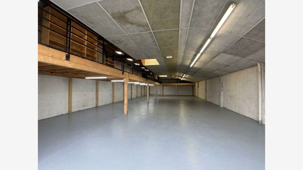 A LOUER LOCAL COMMERCIAL DE 290 M2 LACEMENT