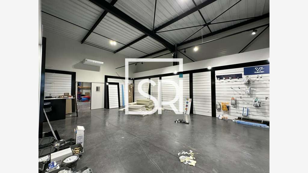 Local commercial 374m² à louer en ZA à Thiers 