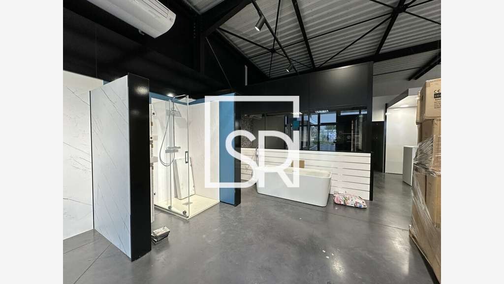 Local commercial 374m² à louer en ZA à Thiers 