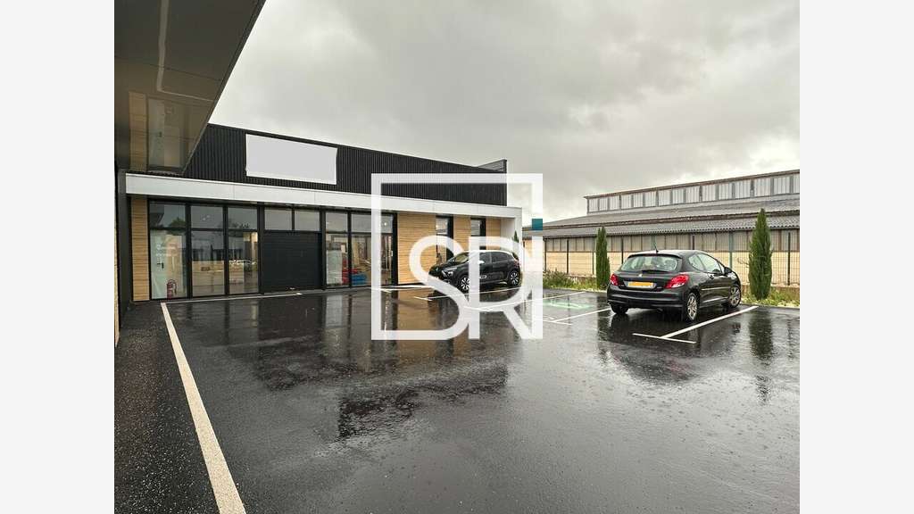 Local commercial 374m² à louer en ZA à Thiers 