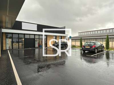 Local commercial 374m² à louer en ZA à Thiers 