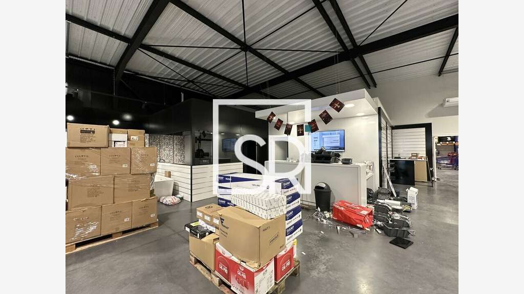 Local commercial 374m² à louer en ZA à Thiers 