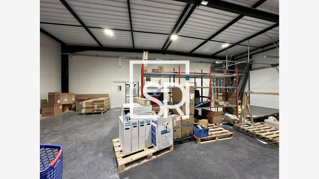 Local commercial 374m² à louer en ZA à Thiers 