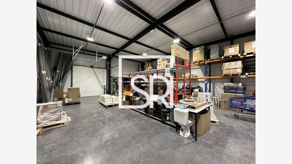 Local commercial 374m² à louer en ZA à Thiers 