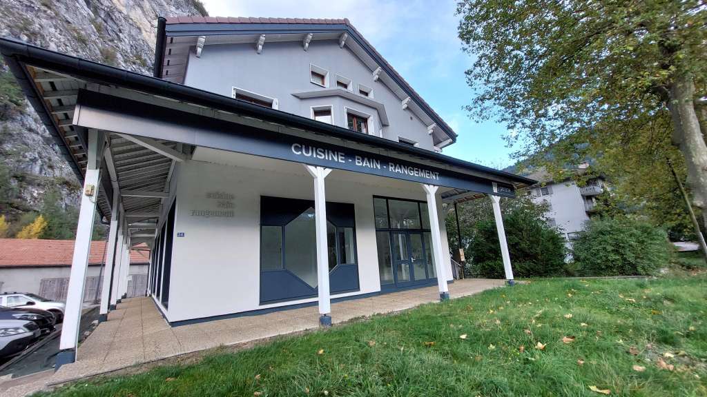 A louer local commercial 540m² à Thônes
