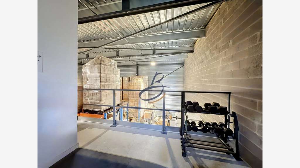 A louer local d'activité 230m² à Tignieu-Jameyzieu
