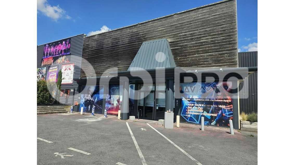 Local commercial 975m² à louer à Tinqueux