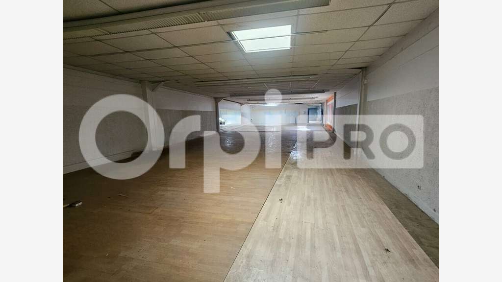 Local commercial de 975m² à louer à Tinqueux