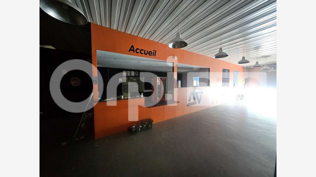 Local commercial de 975m² à louer à Tinqueux