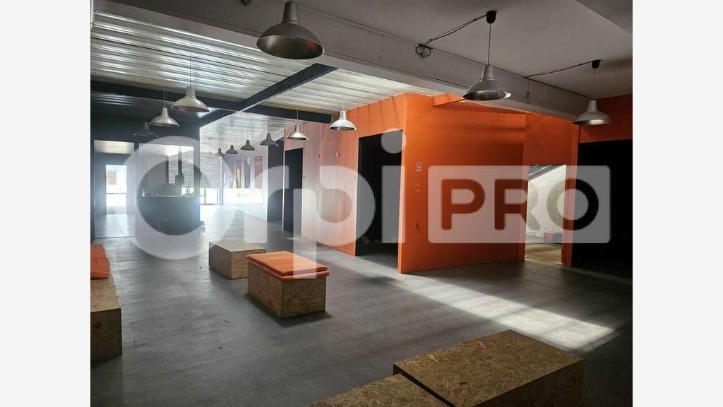 Local commercial de 975m² à louer à Tinqueux