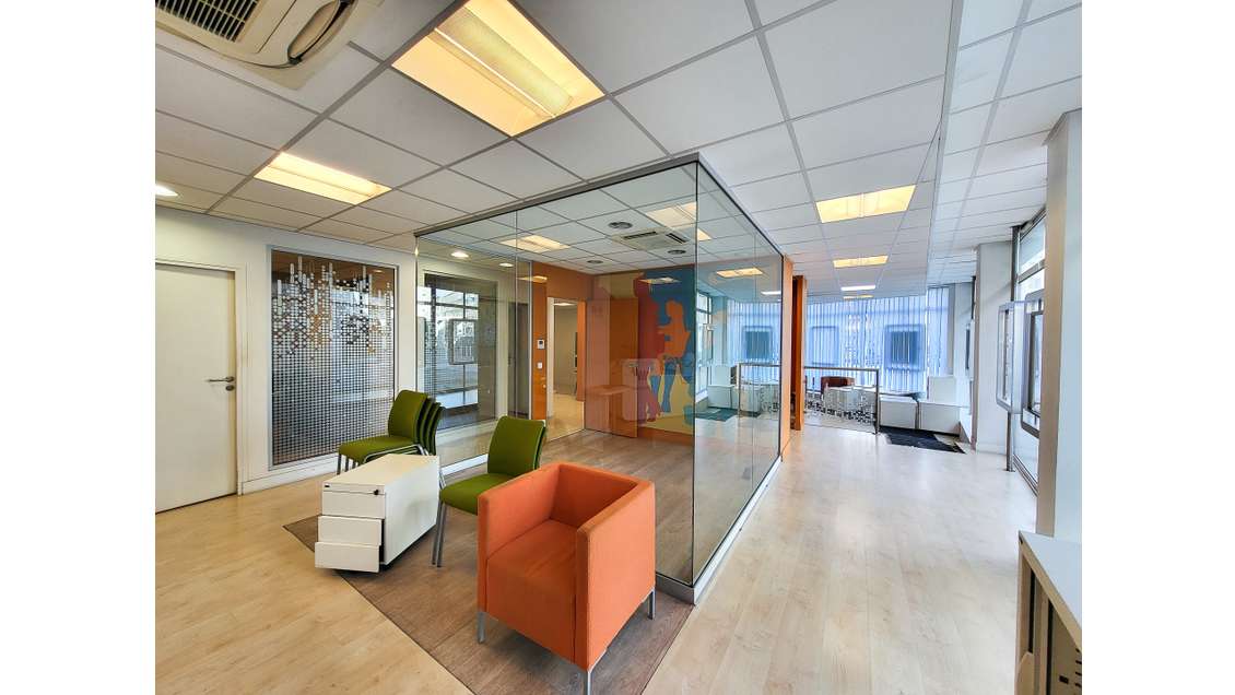 A louer local commercial  242m² à St Roch Toulon