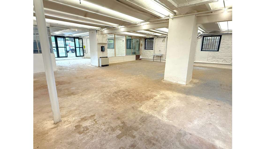 A louer local commercial rénové 420m² à Toulon