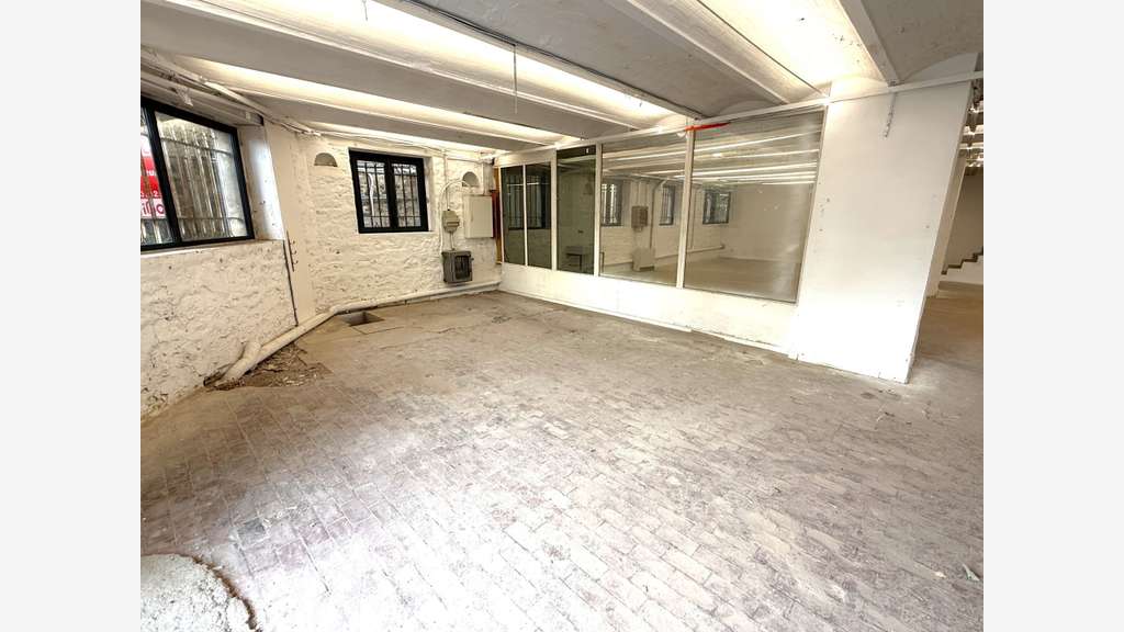 Loue local commercial 420m² à Toulon prox centre