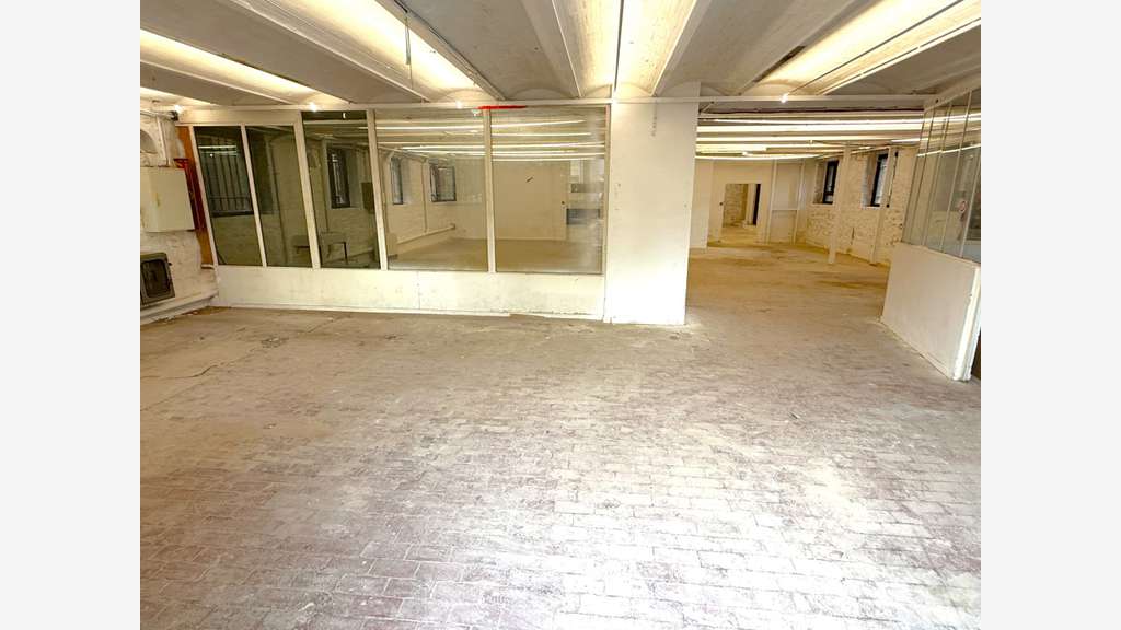 Loue local commercial 420m² à Toulon prox centre