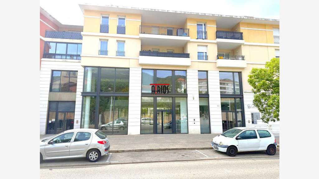 LOCAL COMMERCIAL 245 M² + 85 M² DE TERRASSE + 7 B