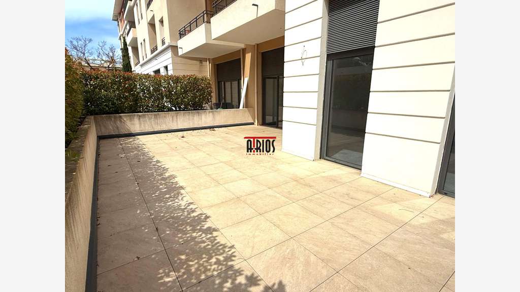 LOCAL COMMERCIAL 245 M² + 85 M² DE TERRASSE + 7 B