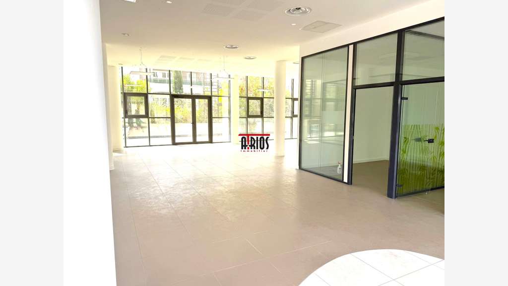 LOCAL COMMERCIAL 245 M² + 85 M² DE TERRASSE + 7 B
