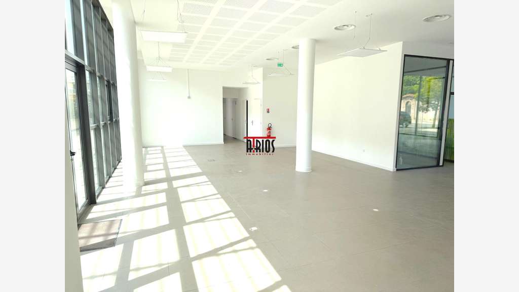 LOCAL COMMERCIAL 245 M² + 85 M² DE TERRASSE + 7 B