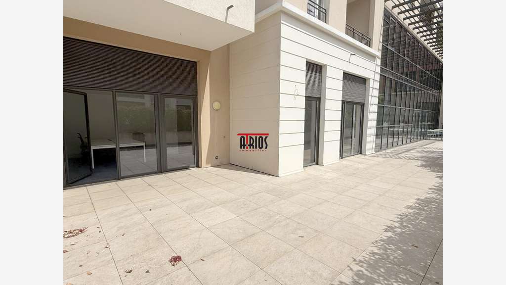 LOCAL COMMERCIAL 245 M² + 85 M² DE TERRASSE + 7 B
