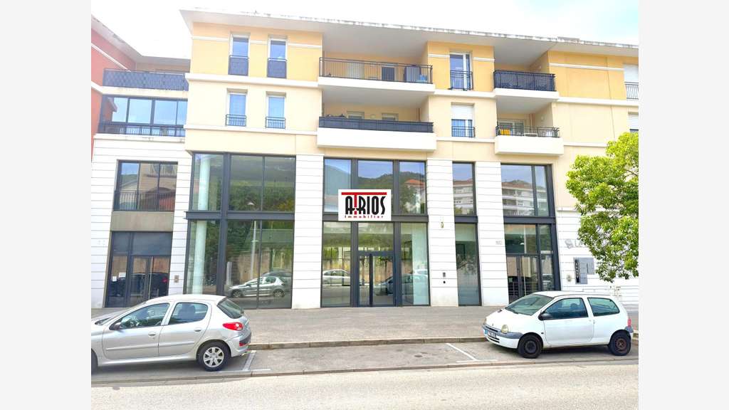 Loue local commercial 245m² terrasse boxs à Toulon
