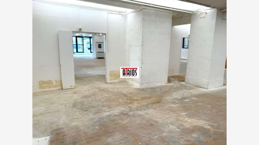 Loue local commercial 420m² à Toulon prox centre