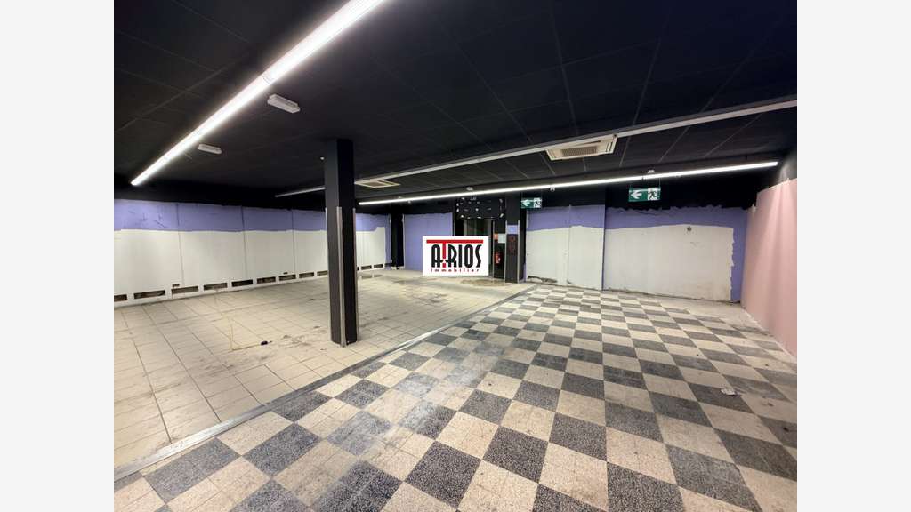 A louer local commercial de 427.20m² à Toulon
