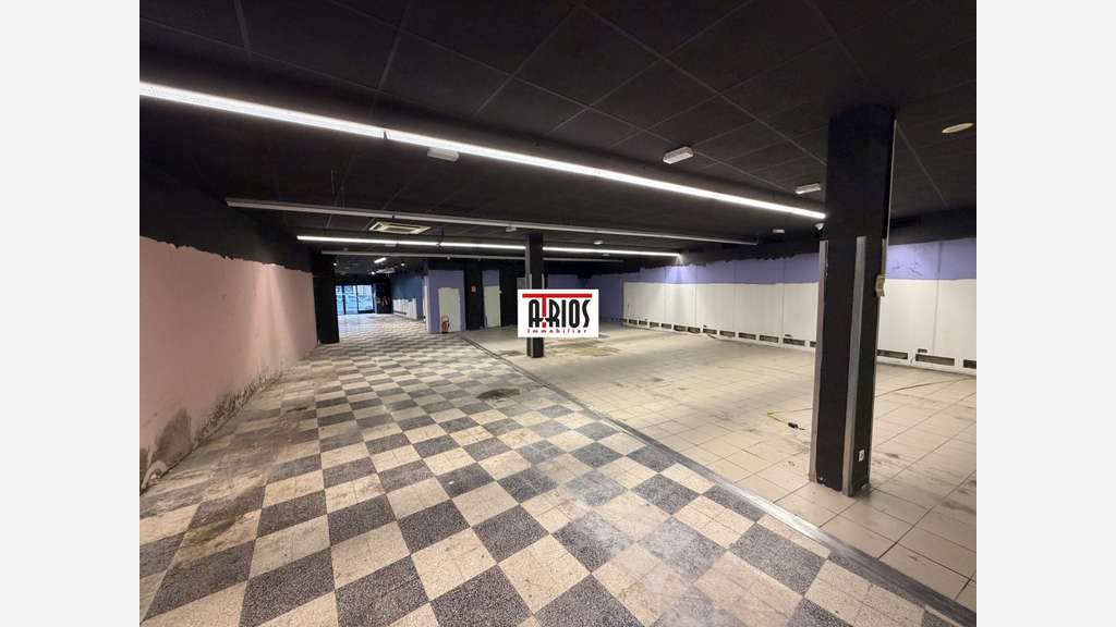 A louer local commercial de 427.20m² à Toulon