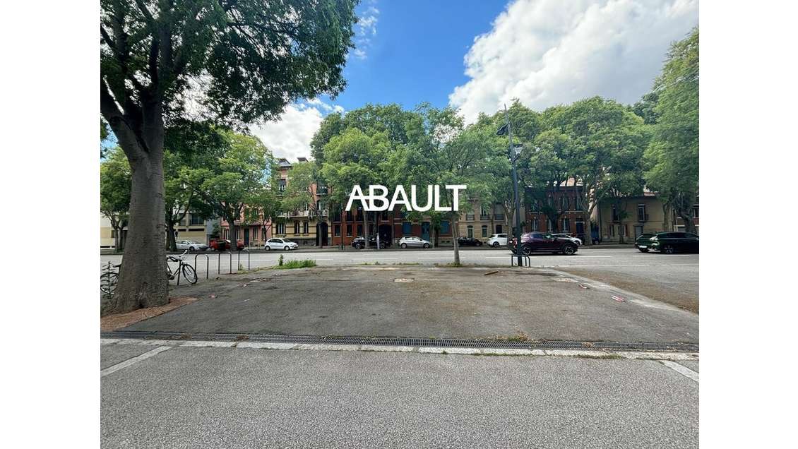 Local traversant 410m² à louer à Toulouse Compans 