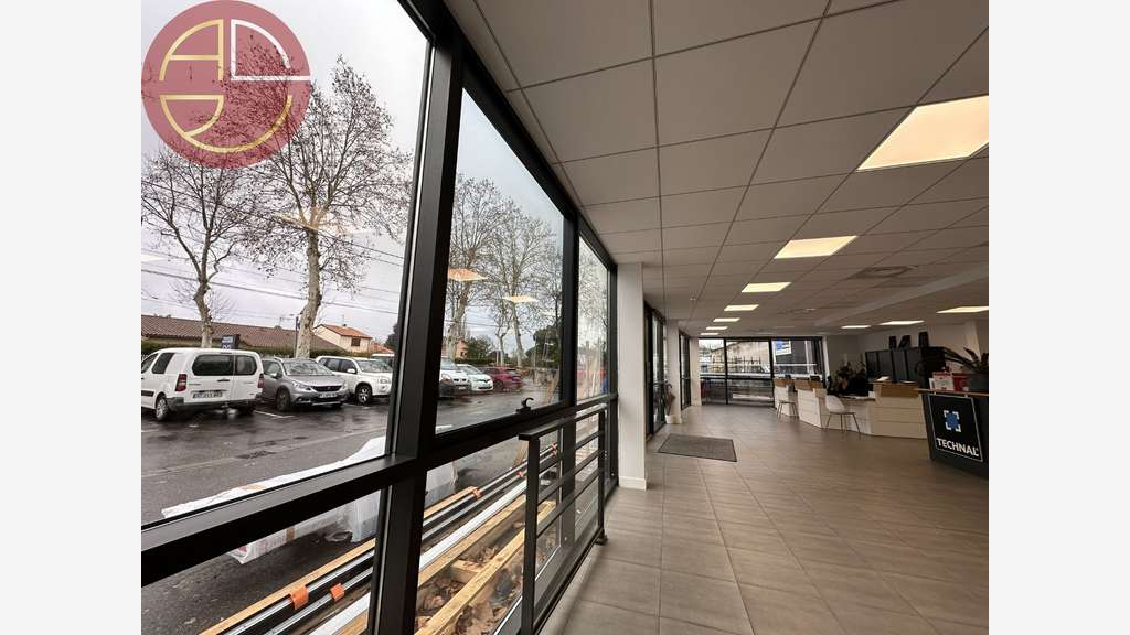 Local commercial de 650m² à louer à Tournefeuille