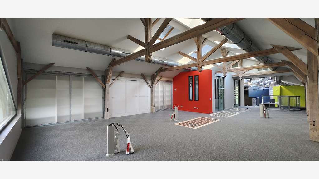 Loue local pro de 674m² avec stationnement à Tours