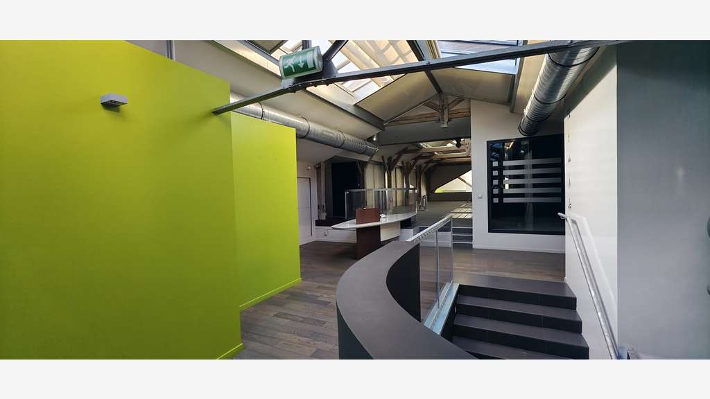 Loue local pro de 674m² avec stationnement à Tours