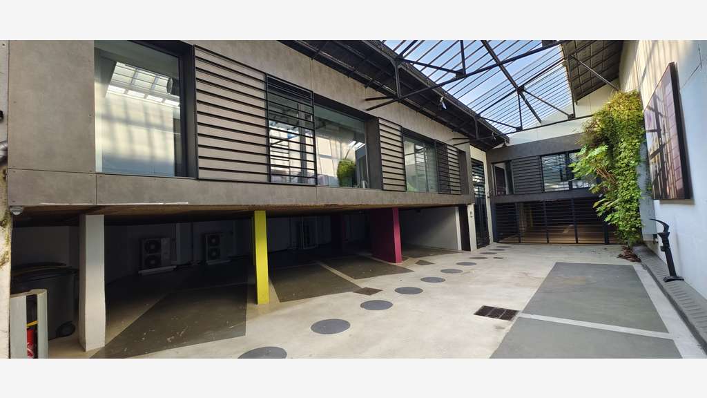Loue local pro de 674m² avec stationnement à Tours